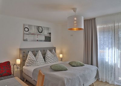 gemütliches Schlafzimmer mit Doppelbett im Appartement Laubreuter